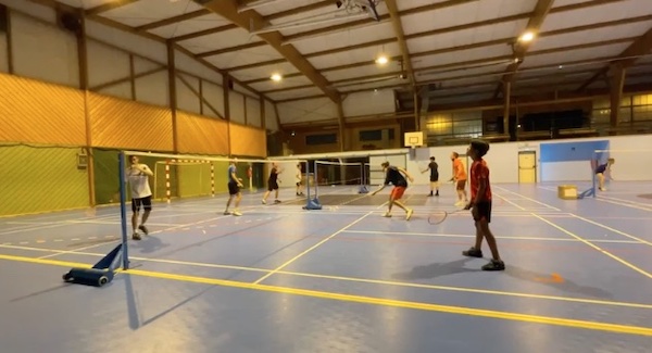 Photo d'une séance d'entraînement de badminton